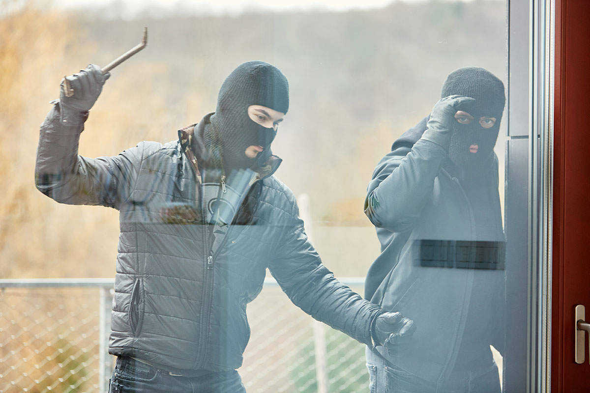 Fenster wird leicht mit Hammer eingeschlagen