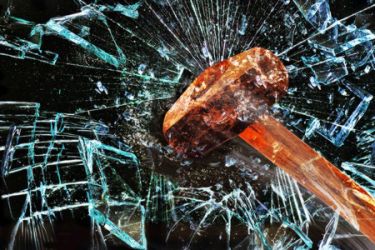 Fenster wird leicht mit Hammer eingeschlagen